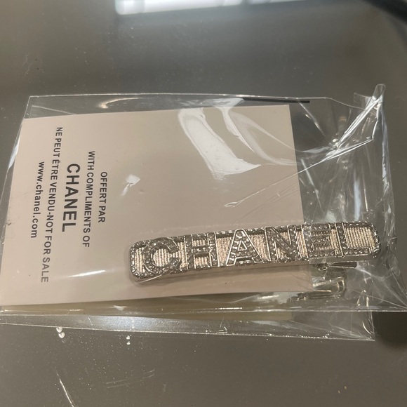 NEW Chanel Beauty Hair Clips CC Rhinestones - Picture 4 of 7